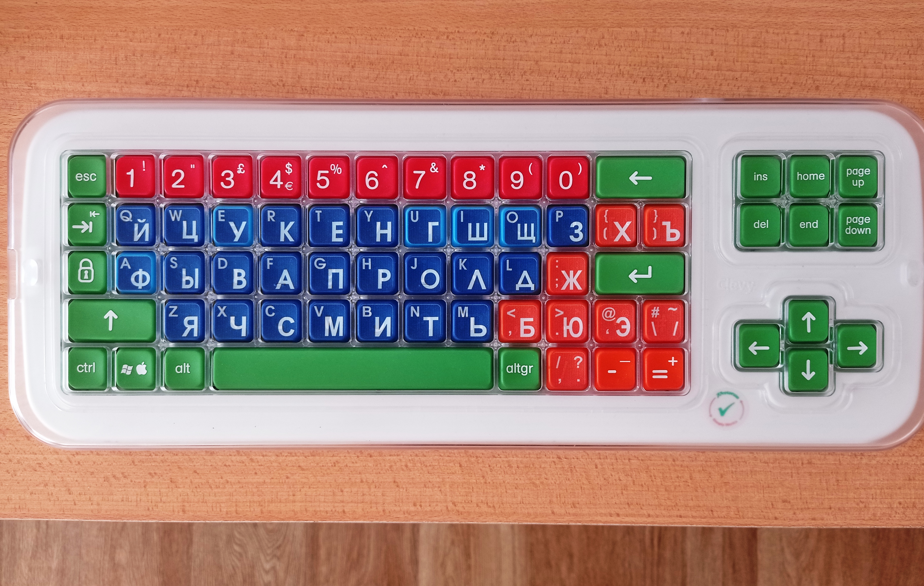 Клавиатура с большими кнопками и разделяющей клавиши накладкой